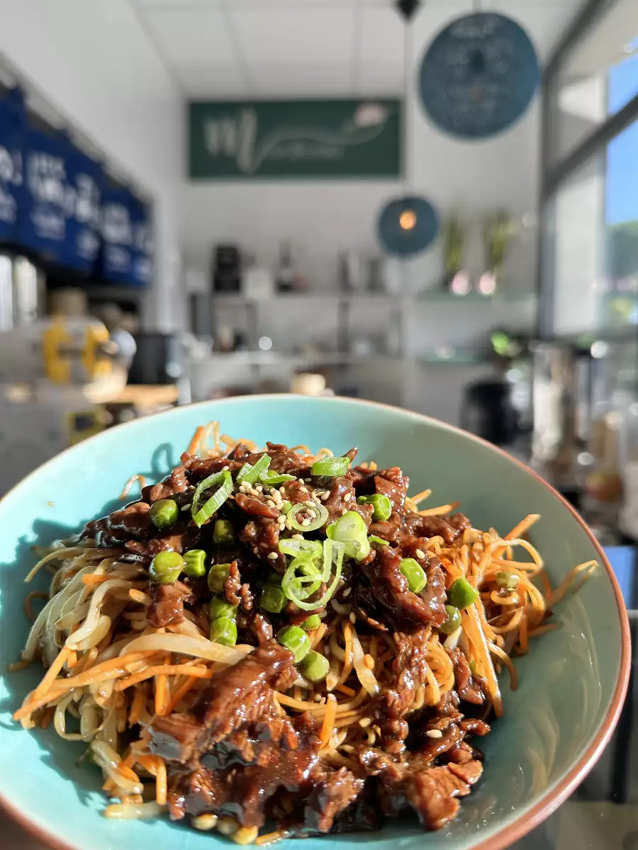 Nouilles sauté aux bœuf uniquement midi